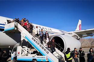 阿根廷抵达玻利维亚入住酒店，当地球迷热烈欢迎阿根廷球员